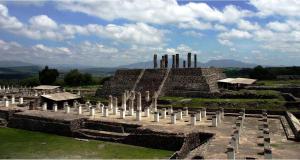 Un ancien amphithéâtre avec des obélisques en haut dans l'établissement Best Western Real Tula Express, à Tula de Allende
