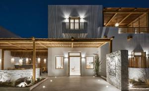 een groot wit gebouw met een deur en verlichting bij Arco Solium Suites in Adamas