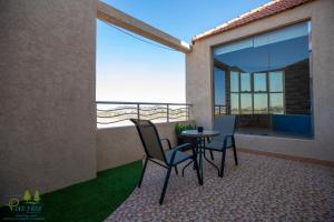 d'un balcon avec des chaises et une table offrant une vue. dans l'établissement Pinetree Suites Hail, à Haïl