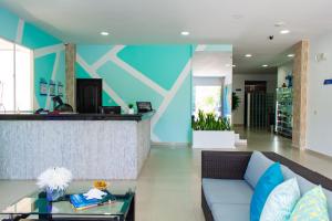 sala de estar con sofá y pared azul en Hotel Medellín Rodadero, en Santa Marta
