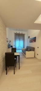 una sala de estar con un sofá y una mesa en Suite 332, en Cagliari