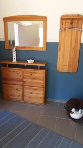 a bathroom with a sink and a mirror at Ferienwohnung bi Klatt tu Hus in Wremen