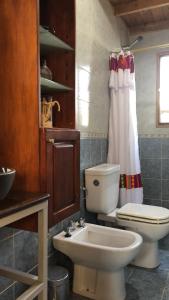 ウシュアイアにあるDepartamentos Ahnenのトイレと洗面台付きのバスルーム +79枚の写真