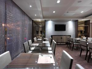 TV a/nebo společenská místnost v ubytování K Hotel Taipei Songjiang