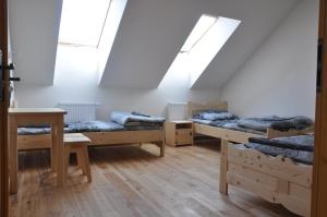 Habitación con 3 literas y mesa. en Agroturystyka Królowo, en Tylmanowa