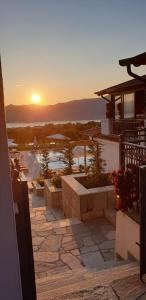 een uitzicht op de zonsondergang vanaf een balkon van een huis bij Agnanti Hotel in Velventós