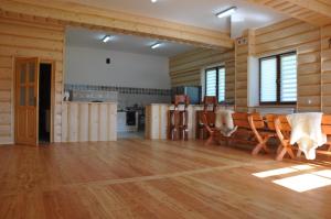 sala de estar con suelo de madera, mesa y sillas en Agroturystyka Królowo, en Tylmanowa 36 fotos más