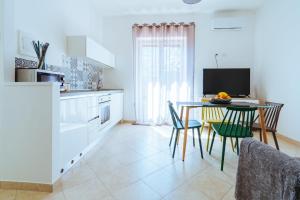une cuisine avec une table et des chaises dans l'établissement Chez Lia - Private garden and tub, sea view close to Villa Eva and Cimbrone, Ravello, à Ravello