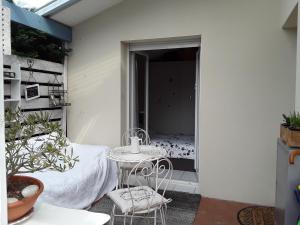 a balcony with a table and chairs in a room at Chambre Privée Chez l'Habitant in Capbreton