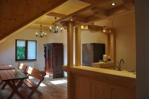 sala de estar con mesa y fregadero y cocina en Agroturystyka Królowo, en Tylmanowa