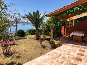 eine Terrasse eines Hauses mit Meerblick in der Unterkunft House Ema in Barbat na Rabu