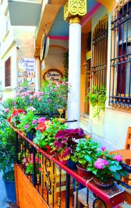 un balcon plein de fleurs dans un bâtiment dans l'établissement Gedikpasa Konagi Hotel, à Istanbul