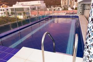 una piscina en la azotea de un edificio en Hotel Medellín Rodadero, en Santa Marta