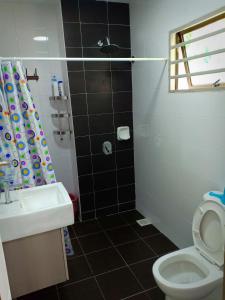 Bilik mandi di Kuala Selangor Botanic 4R3B Homestay 15pax