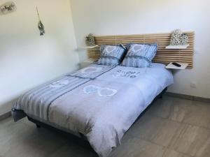 Кровать или кровати в номере Gîtes des champs & Spa