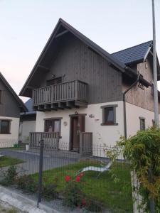 a house with a balcony on the side of it at Los Reyes II - klimatyzowane pokoje in Krynica Morska