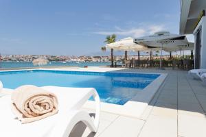 Bazén v ubytování Kaneo beach hotel Novalja nebo v jeho okolí
