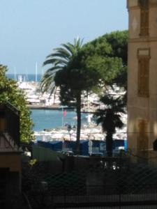 un edificio con una torre dell'orologio e un porto di Appartamento Della Dama vicino spiaggia a Rapallo