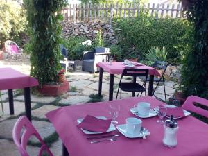 Un restaurante o sitio para comer en Casa Rural Pájaro Bobo