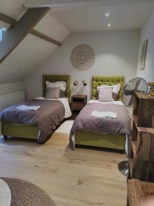 Een bed of bedden in een kamer bij Chambres d'hôtes Les 3 Salamandres
