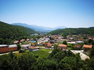 una pequeña ciudad en un valle con montañas en A&S Villa Sarajevo en Hadžići