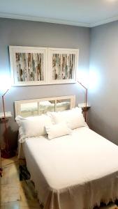 コルドバにあるCentro Córdobaのベッドルーム1室(白いシーツと枕のベッド1台付)