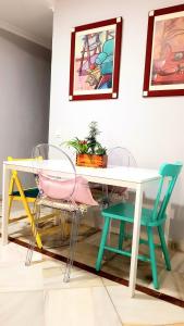 コルドバにあるCentro Córdobaの白いテーブル(椅子2脚付)とテーブル1台