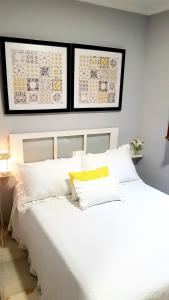 コルドバにあるCentro Córdobaの白いベッド(白い枕付)が備わるベッドルームです。