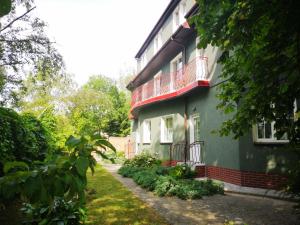 una casa verde con un balcón en el lateral. en Friedrichshoff Hotel, en Kaliningrado