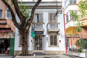 里約熱內盧的住宿－蒙特卡斯特羅酒店，前面有棵树的白色建筑