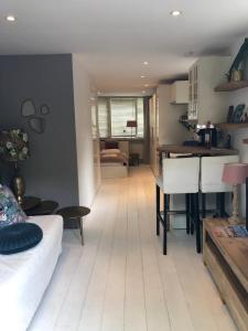 Una sala de estar con cocina y comedor. en Studio Lief Bergen binnen, bij bos duin en dorp, en Bergen 11 fotos más