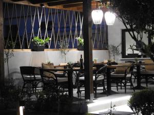 Reštaurácia alebo iné gastronomické zariadenie v ubytovaní Nikos Ikies