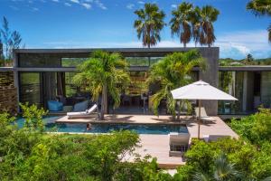 una casa con piscina y palmeras en Villa Islander, en Providenciales