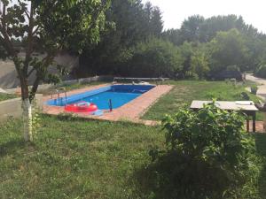 Bazén v ubytování Piknik Apartmant nebo v jeho okolí