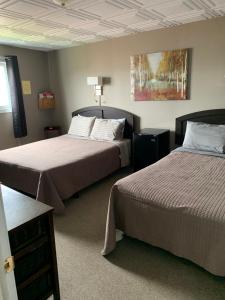Exploits Inn and Suites客房内的一张或多张床位