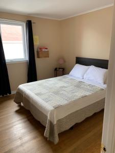 Exploits Inn and Suites客房内的一张或多张床位