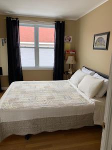 Exploits Inn and Suites客房内的一张或多张床位
