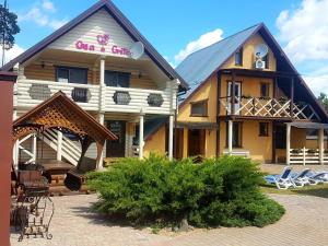 スヴィチャスにあるCasa de Gretaの正面に看板がある建物