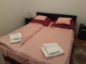 Posteľ alebo postele v izbe v ubytovaní Piac Utcai Apartman 2