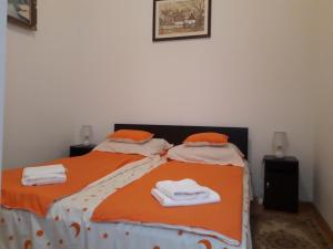 Posteľ alebo postele v izbe v ubytovaní Piac Utcai Apartman 2