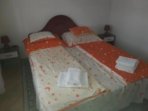 Posteľ alebo postele v izbe v ubytovaní Piac Utcai Apartman 2