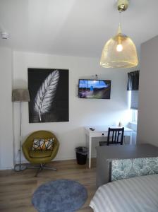um quarto com uma cama, uma cadeira e uma secretária em Villa Kungssten em Gotemburgo