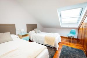 A bed or beds in a room at Apartamentos Villa Zoila Baiona