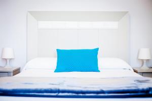 A bed or beds in a room at Apartamentos Villa Zoila Baiona