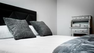 A bed or beds in a room at Apartamentos Villa Zoila Baiona