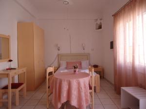 Habitación pequeña con mesa y cama en Kallithea Studios, en Rethymno