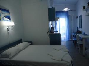 Dormitorio pequeño con cama y mesa en Kallithea Studios, en Rethymno