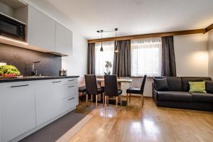 Kuchyňa alebo kuchynka v ubytovaní Ciasa MAEL Dolomites Apartments + 13 fotografií
