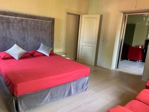een slaapkamer met een groot bed en een rode deken bij Exclusive Loft by the sea 400mt in Forte dei Marmi