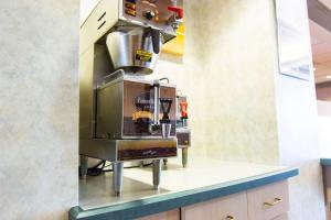 Motel 6-Las Cruces, NM - Telshor في لاس كروسيس: آلة صنع القهوة على منضدة في المطبخ